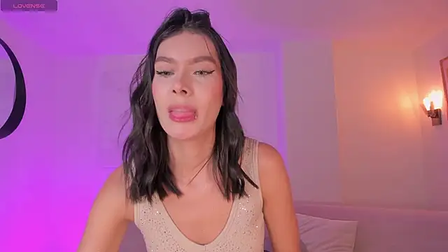 NiaSalvatore online show from April 16, 2026, 7:25 pm