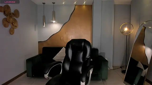 NiaSalvatore online show from February 6, 2026, 3:24 am