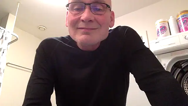 Snapshot of Parleg2 chatting on October 22, 2025, 4:28 pm Parleg2 online show from October 22, 2025, 4:28 pm