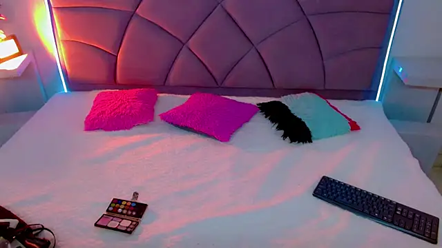 Snapshot of Carolaine01 chatting on October 10, 2025, 9:04 pm Carolaine01 online show from October 10, 2025, 9:04 pm