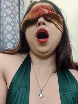 shreya1765 online show from October 22, 2025, 11:42 am