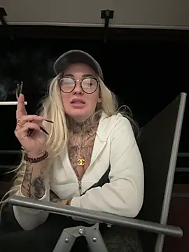 Snapshot of Mia-Fuchs chatting on February 26, 2025, 6:48 pm Mia-Fuchs online show from February 26, 2025, 6:48 pm