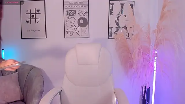 NiiaEvanss online show from November 5, 2025, 1:14 pm