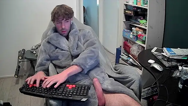 onesieboyx online show from December 5, 2025, 12:26 pm