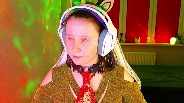 mon lola online show from December 15, 2025, 4:57 pm