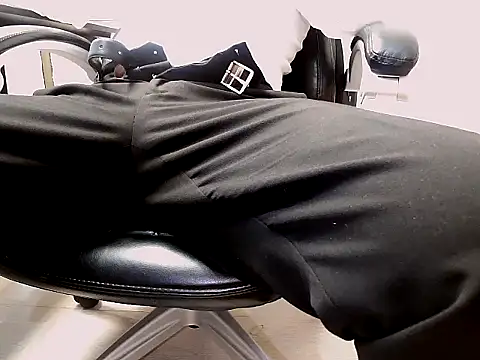 Snapshot of officedaddy85 chatting on February 4, 2025, 4:39 pm officedaddy85 online show from February 4, 2025, 4:39 pm