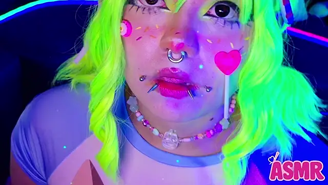 Snapshot of LaytonBox chatting on October 30, 2025, 4:15 pm LaytonBox online show from October 30, 2025, 4:15 pm