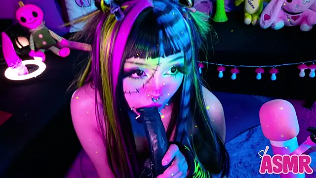 Snapshot of LaytonBox chatting on October 28, 2025, 2:05 pm LaytonBox online show from October 28, 2025, 2:05 pm