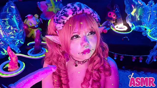 Snapshot of LaytonBox chatting on December 1, 2025, 1:23 pm LaytonBox online show from December 1, 2025, 1:23 pm