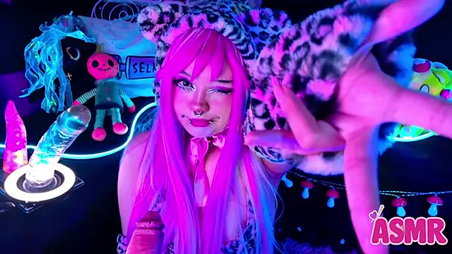 Snapshot of LaytonBox chatting on October 11, 2025, 1:56 pm LaytonBox online show from October 11, 2025, 1:56 pm