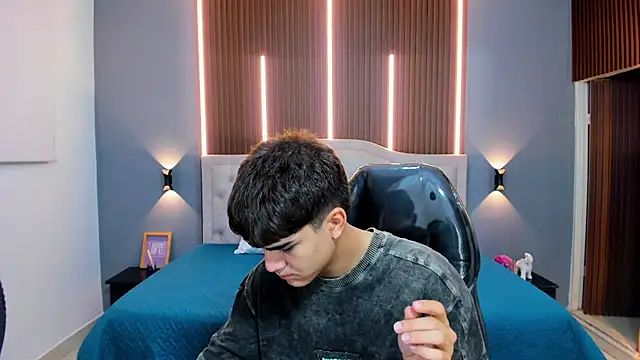 Tommy18   online show from November 5, 2025, 4:26 am