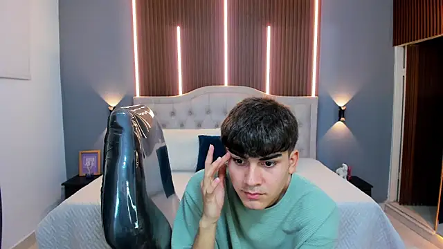 Tommy18   online show from October 10, 2025, 3:29 am