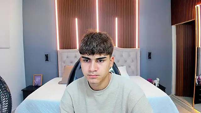 Tommy18   online show from October 31, 2025, 3:36 am