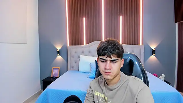 Tommy18   online show from November 8, 2025, 3:32 am