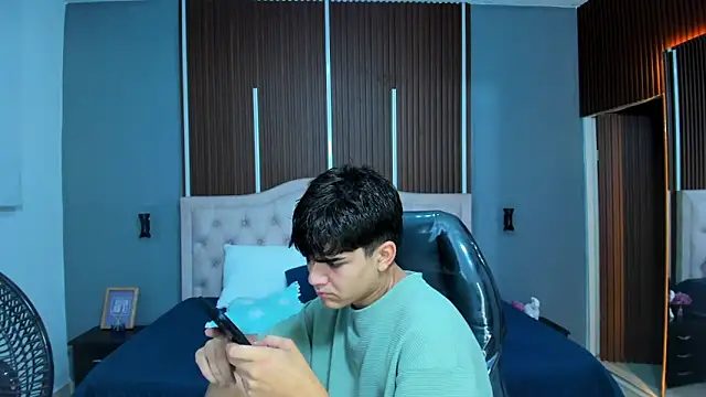 Tommy18   online show from October 19, 2025, 3:20 am