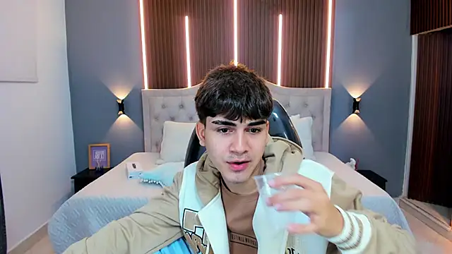 Tommy18   online show from October 11, 2025, 3:40 am