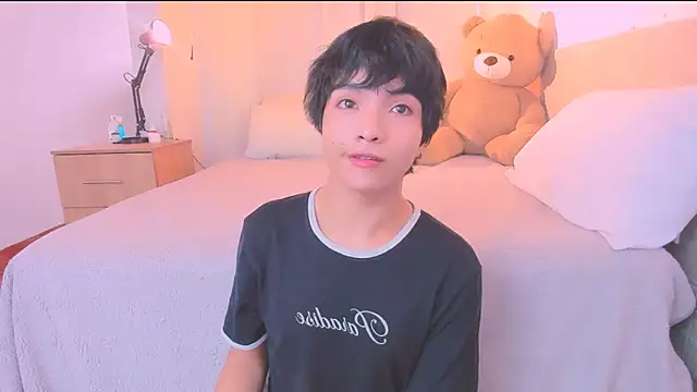 Snapshot of AllanYong18 chatting on October 24, 2025, 1:21 pm AllanYong18 online show from October 24, 2025, 1:21 pm