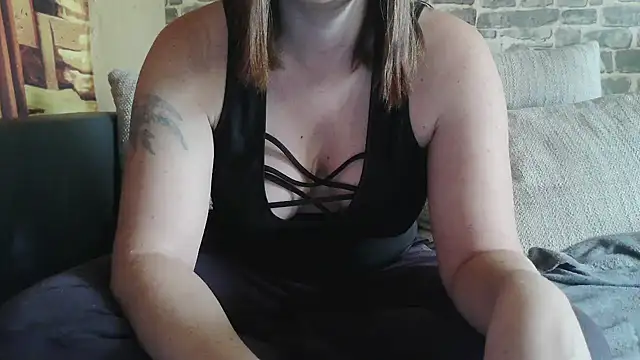 YviEngel87 online show from October 16, 2025, 11:51 am