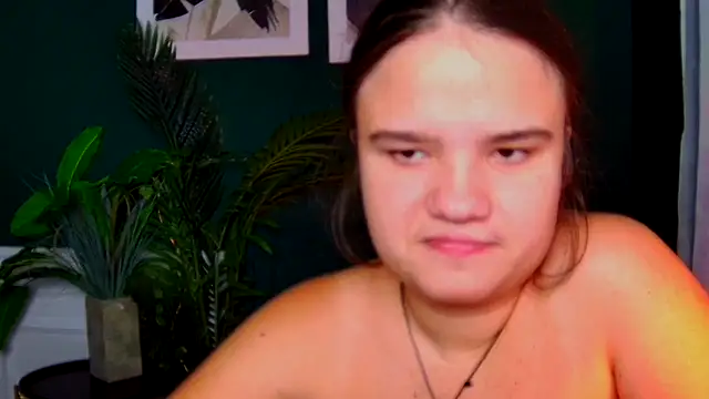 AdeleCruz online show from November 12, 2025, 1:15 pm