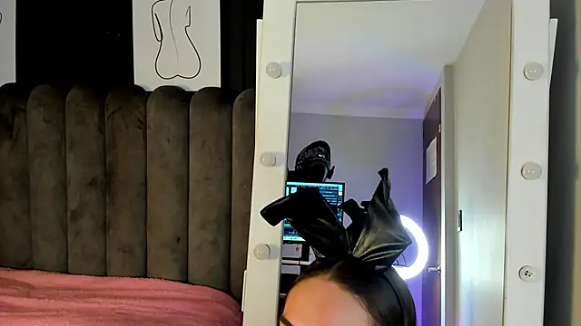 chelsea bolton  online show from November 28, 2025, 1:11 pm