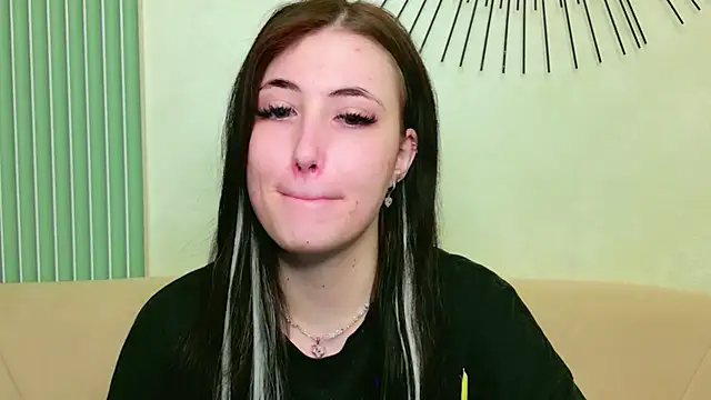 Snapshot of EmmaLawrens chatting on May 24, 2026, 10:37 am EmmaLawrens online show from May 24, 2026, 10:37 am