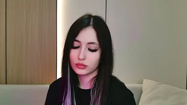 EmmaLawrens online show from April 5, 2026, 10:55 am