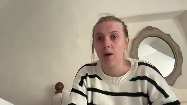 Snapshot of Ella-82 chatting on June 10, 2026, 4:19 pm Ella-82 online show from June 10, 2026, 4:19 pm