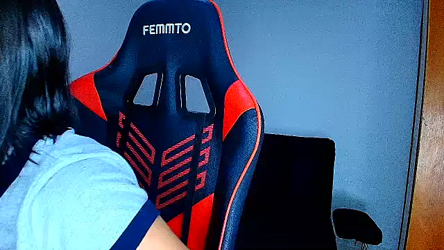 Snapshot of Rousse_violett chatting on February 13, 2026, 1:38 am Rousse violett online show from February 13, 2026, 1:38 am