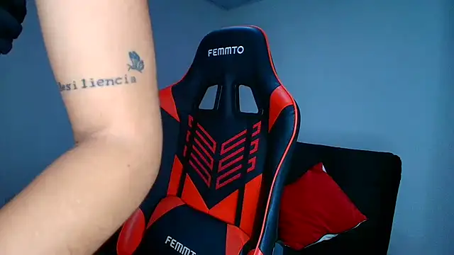 Snapshot of Rousse_violett chatting on February 6, 2026, 12:50 am Rousse violett online show from February 6, 2026, 12:50 am