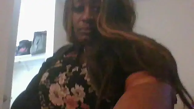 Snapshot of ExoticChocolit chatting on December 4, 2025, 6:23 am ExoticChocolit online show from December 4, 2025, 6:23 am