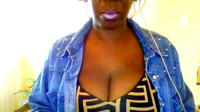 chocolatechipkukky85 online show from April 10, 2026, 5:42 pm