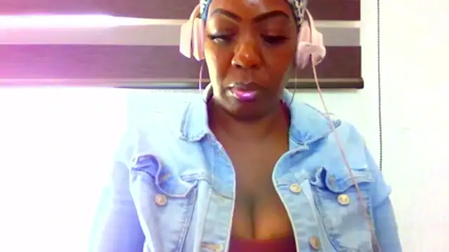 chocolatechipkukky85 online show from April 22, 2026, 5:42 pm