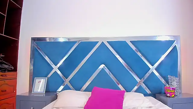 Snapshot of LucineArias chatting on October 31, 2025, 8:49 pm LucineArias online show from October 31, 2025, 8:49 pm