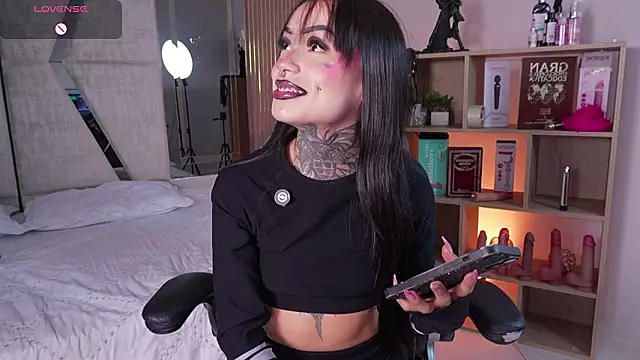 CleeoAdams  online show from February 11, 2026, 5:29 am