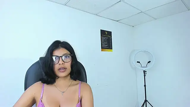 Snapshot of Salmaportman69 chatting on October 17, 2025, 3:32 am Salmaportman69 online show from October 17, 2025, 3:32 am