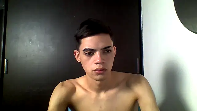 Snapshot of Latinos_2001 chatting on July 1, 2026, 12:55 am Latinos 2001 online show from July 1, 2026, 12:55 am