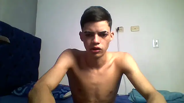 Snapshot of Latinos_2001 chatting on June 25, 2026, 12:32 pm Latinos 2001 online show from June 25, 2026, 12:32 pm
