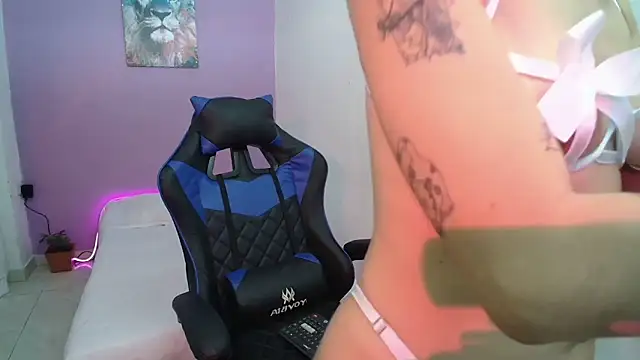 Snapshot of alana_lara chatting on October 15, 2025, 4:00 am alana lara online show from October 15, 2025, 4:00 am