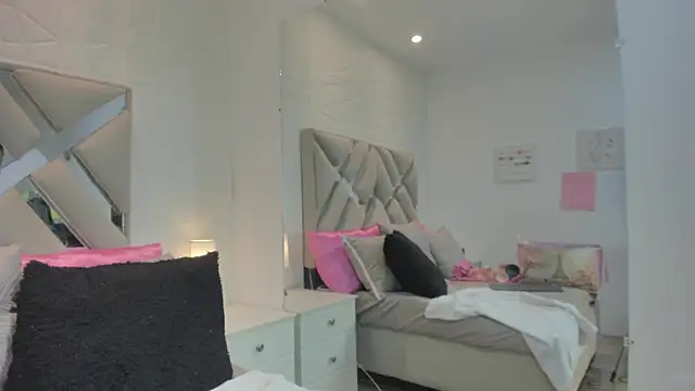 raquell moore online show from February 6, 2026, 12:28 am