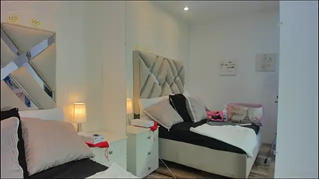 raquell moore online show from December 3, 2025, 11:42 am