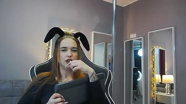 Snapshot of Eva_Lovvia_ chatting on January 24, 2025, 12:20 am Eva Lovvia online show from January 24, 2025, 12:20 am