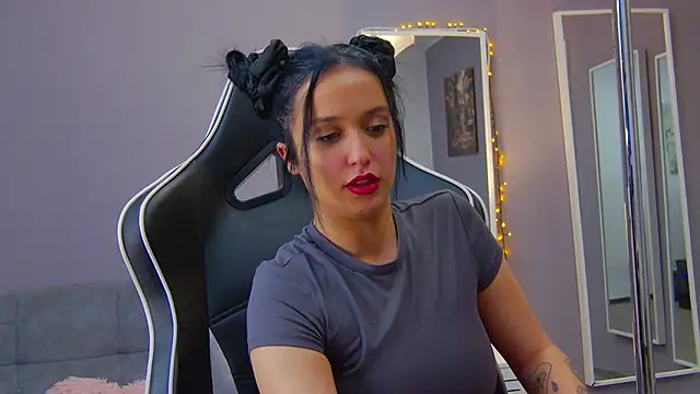 Snapshot of Eva_Lovvia_ chatting on February 3, 2025, 10:21 pm Eva Lovvia online show from February 3, 2025, 10:21 pm