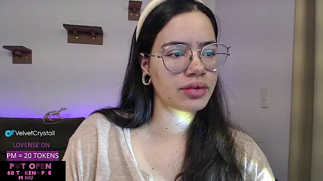 crystalll room online show from October 26, 2025, 7:31 am