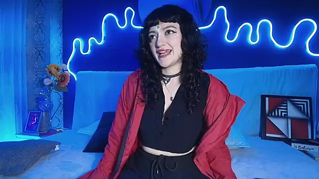 JeanneSabatier online show from April 7, 2026, 7:37 pm