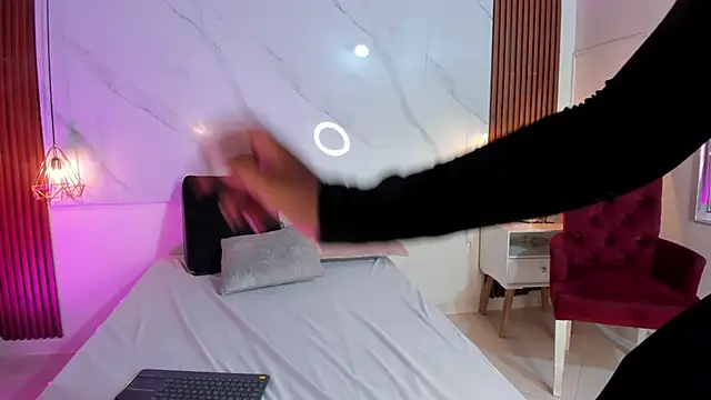 isabella zc online show from November 29, 2025, 8:31 pm