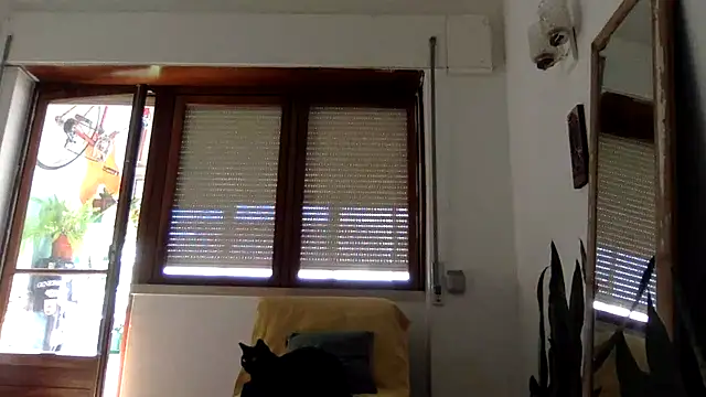 Snapshot of Mia___Love chatting on January 17, 2025, 12:10 pm Mia Love online show from January 17, 2025, 12:10 pm