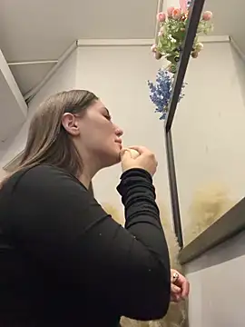 Snapshot of KiraBarlows chatting on October 5, 2025, 7:21 am KiraBarlows online show from October 5, 2025, 7:21 am