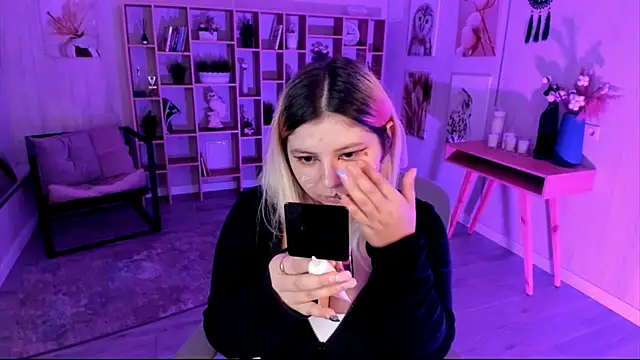 DiaAngell online show from October 7, 2025, 7:37 pm