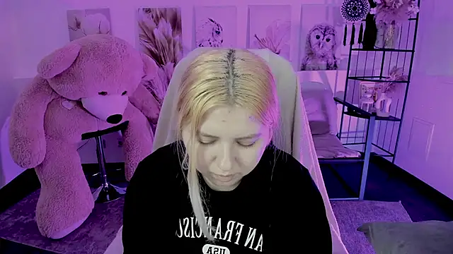 DiaAngell online show from November 25, 2025, 8:42 pm