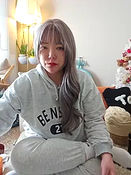 lunahong28 online show from February 28, 2025, 4:54 am